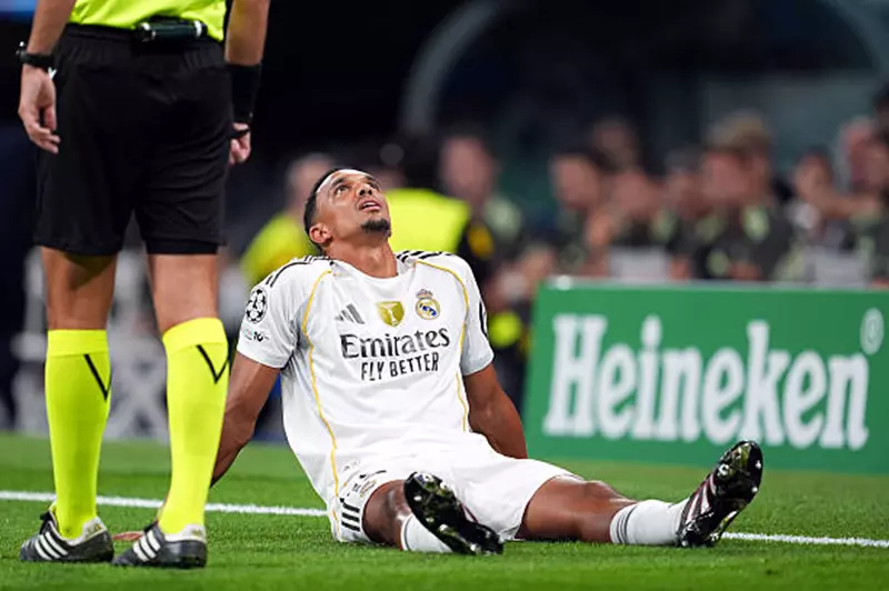 آس: تشابي يُجهز أرنولد لخلافة كارفخال في ريال مدريد